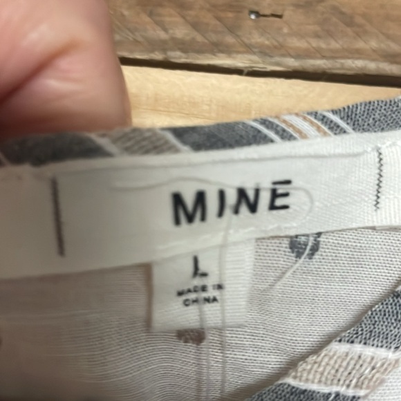 Mine size Large White with Gray and Tan Swedish Dot Flutter Sleeveless Blouse - Picture 2 of 8